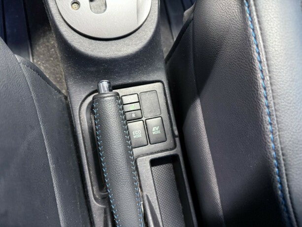 toyota-yaris-elektrisitetbensin-2013-big-17