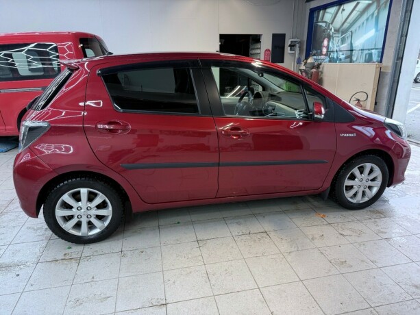 toyota-yaris-elektrisitetbensin-2013-big-7