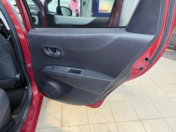 toyota-yaris-elektrisitetbensin-2013-big-27