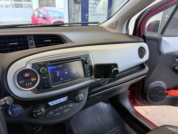 toyota-yaris-elektrisitetbensin-2013-big-23