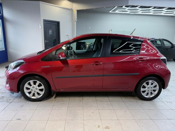 toyota-yaris-elektrisitetbensin-2013-big-3