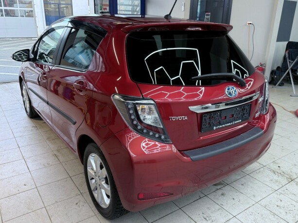 toyota-yaris-elektrisitetbensin-2013-big-4