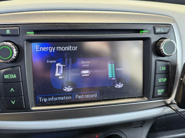 toyota-yaris-elektrisitetbensin-2013-big-21