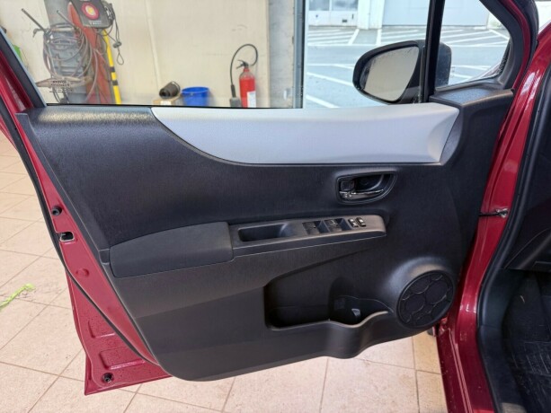 toyota-yaris-elektrisitetbensin-2013-big-9