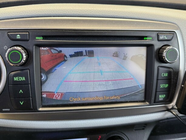 toyota-yaris-elektrisitetbensin-2013-big-22