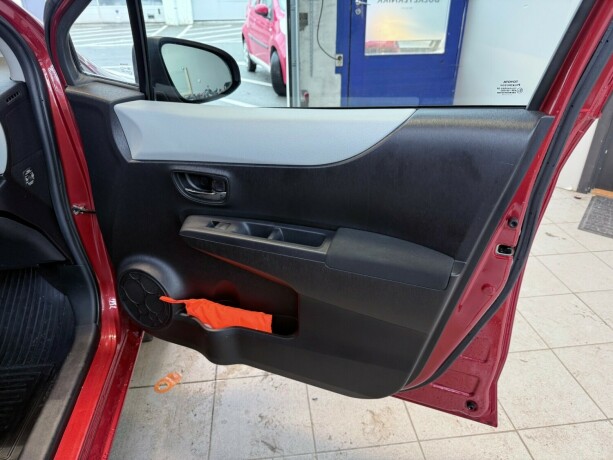 toyota-yaris-elektrisitetbensin-2013-big-24