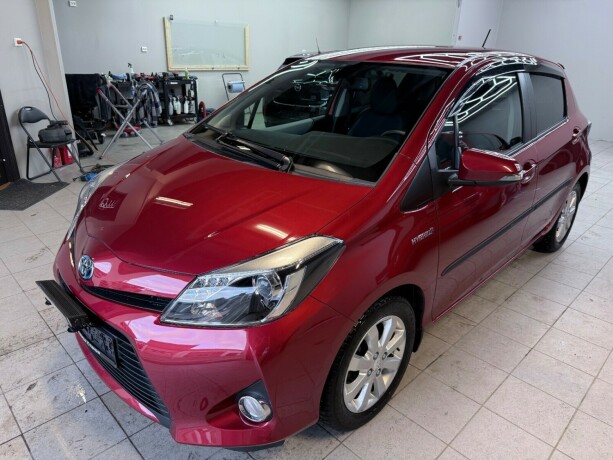toyota-yaris-elektrisitetbensin-2013-big-2