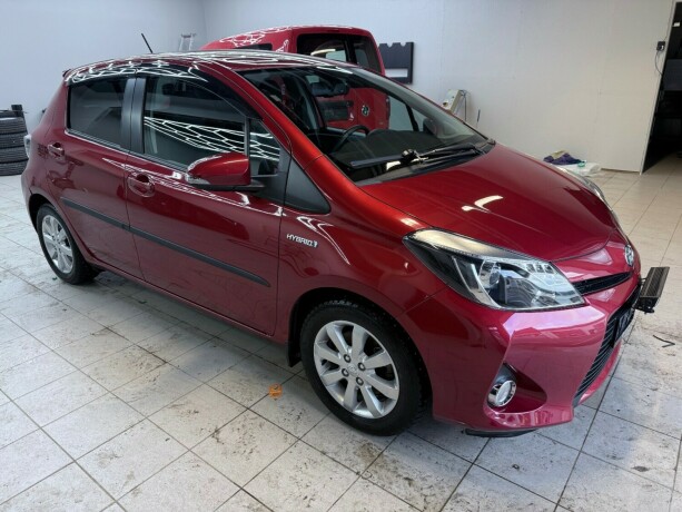toyota-yaris-elektrisitetbensin-2013-big-8