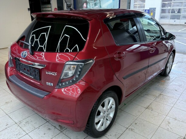 toyota-yaris-elektrisitetbensin-2013-big-6