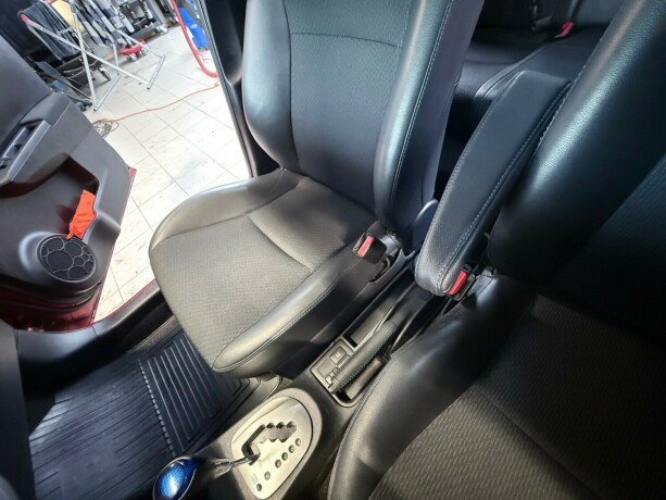 toyota-yaris-elektrisitetbensin-2013-big-16