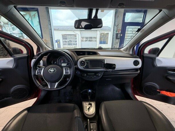 toyota-yaris-elektrisitetbensin-2013-big-11