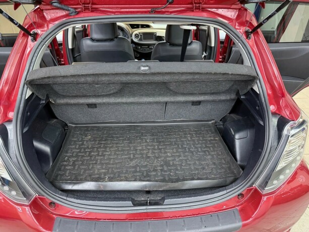 toyota-yaris-elektrisitetbensin-2013-big-30