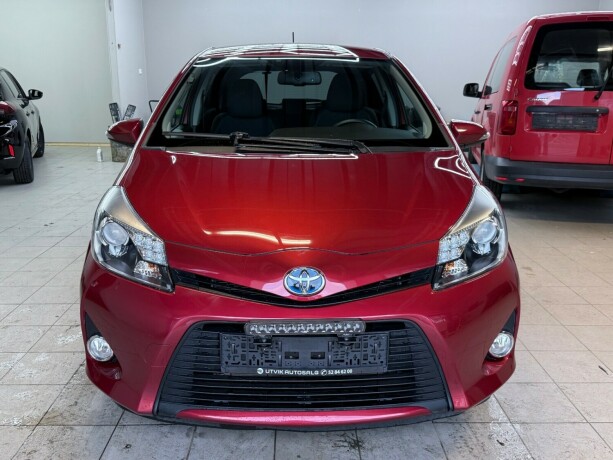 toyota-yaris-elektrisitetbensin-2013-big-1