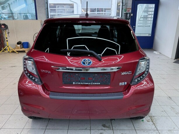 toyota-yaris-elektrisitetbensin-2013-big-5