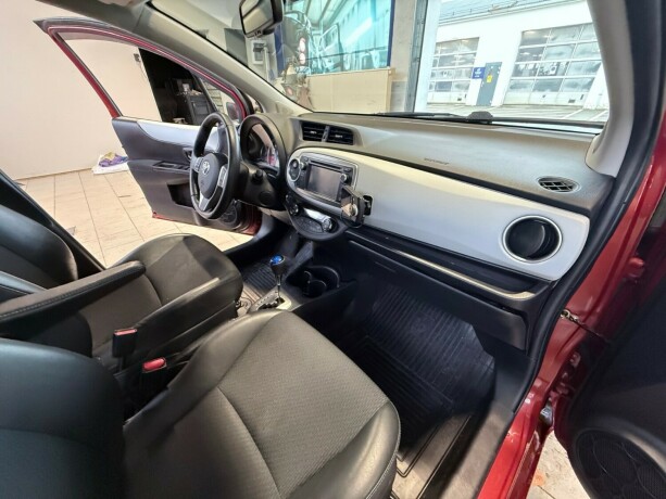 toyota-yaris-elektrisitetbensin-2013-big-26