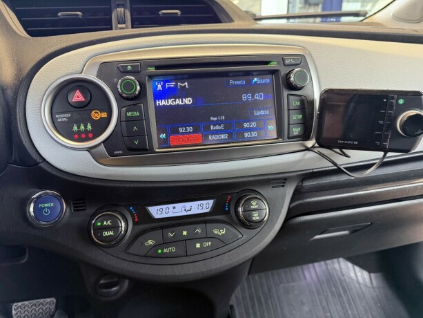 toyota-yaris-elektrisitetbensin-2013-big-19