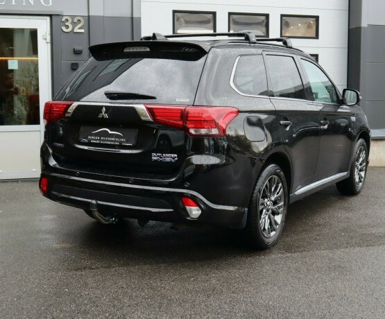 mitsubishi-outlander-elektrisitetbensin-2017-big-3