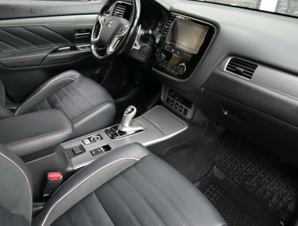 mitsubishi-outlander-elektrisitetbensin-2017-big-11