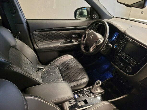 mitsubishi-outlander-plug-in-petrol-2019-big-13