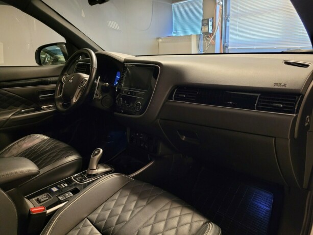 mitsubishi-outlander-plug-in-petrol-2019-big-12