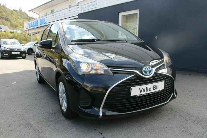 toyota-yaris-elektrisitetbensin-2015-big-0