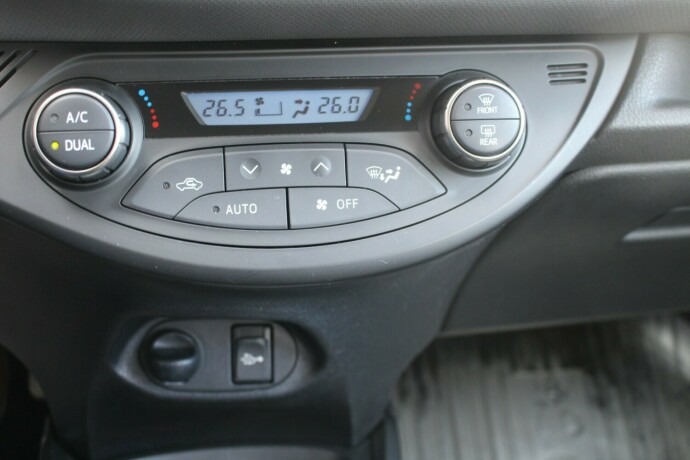 toyota-yaris-elektrisitetbensin-2015-big-13