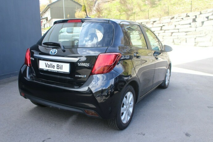 toyota-yaris-elektrisitetbensin-2015-big-3