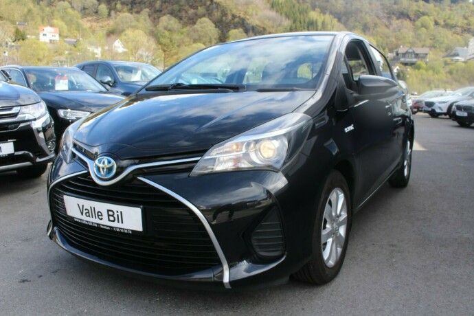 toyota-yaris-elektrisitetbensin-2015-big-1