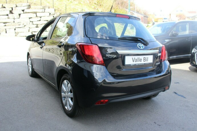 toyota-yaris-elektrisitetbensin-2015-big-2