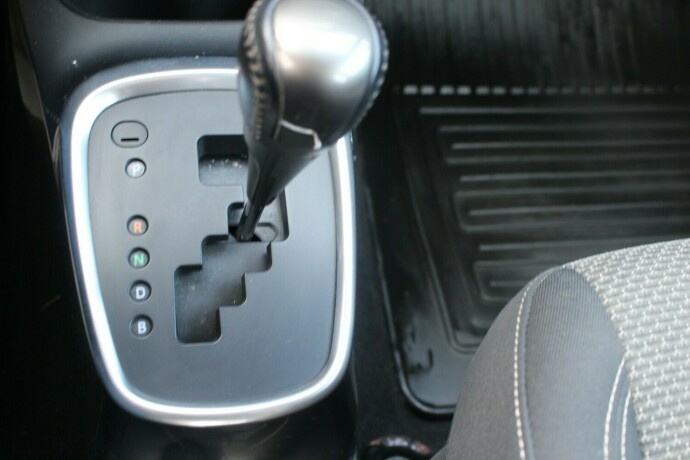 toyota-yaris-elektrisitetbensin-2015-big-14