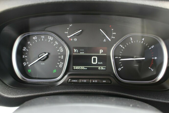 peugeot-expert-diesel-2022-big-12