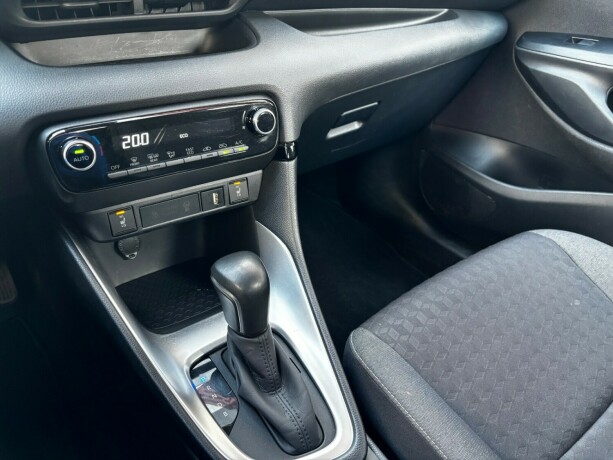 toyota-yaris-elektrisitetbensin-2022-big-15