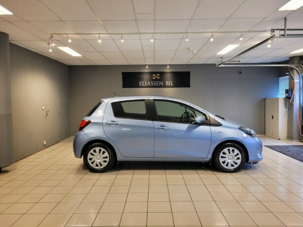 toyota-yaris-elektrisitetbensin-2016-big-3