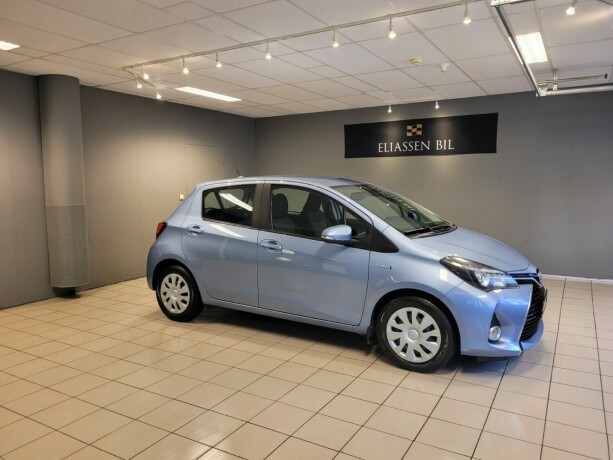 toyota-yaris-elektrisitetbensin-2016-big-2