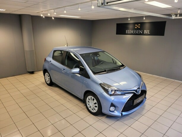toyota-yaris-elektrisitetbensin-2016-big-1