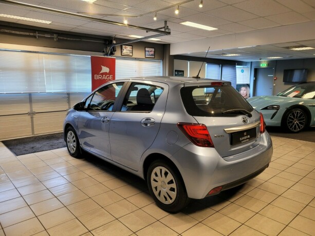 toyota-yaris-elektrisitetbensin-2016-big-6