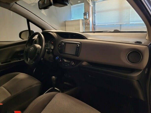 toyota-yaris-elektrisitetbensin-2016-big-13