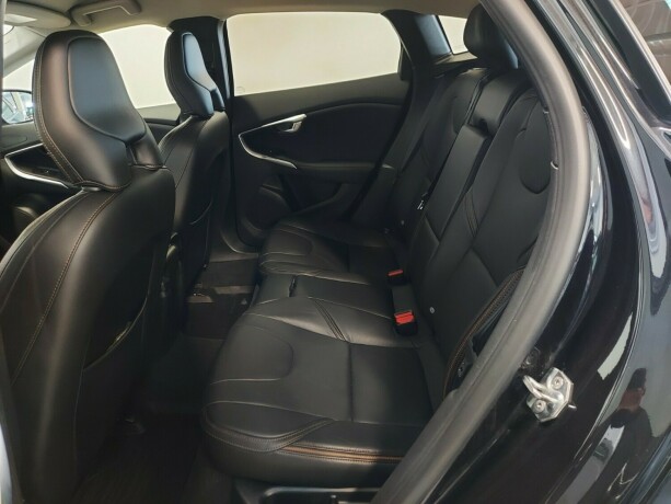 volvo-v40-cross-country-diesel-2017-big-23
