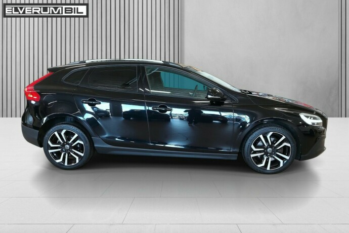 volvo-v40-cross-country-diesel-2017-big-3
