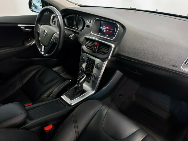 volvo-v40-cross-country-diesel-2017-big-21