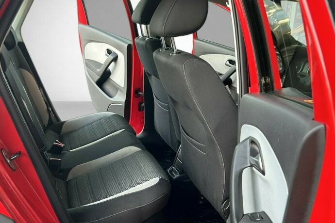 volkswagen-polo-cross-bensin-2011-big-13
