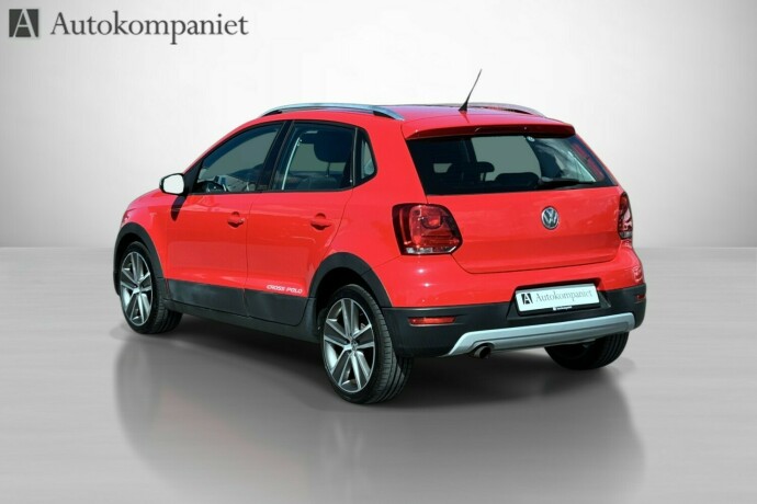 volkswagen-polo-cross-bensin-2011-big-7