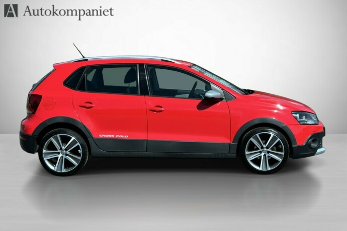 volkswagen-polo-cross-bensin-2011-big-2