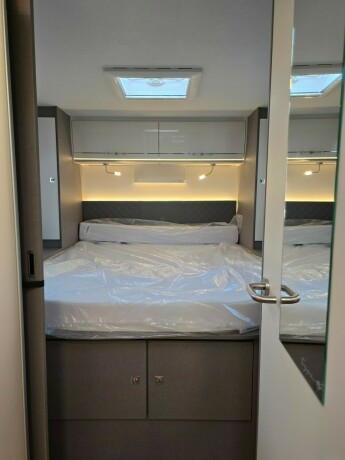 etrusco-t7400-qbc-queensbed-ikke-senkeseng-face2face-dusj-og-toalett-p229-hver-side-stor-garasje-truma6e-diesel-2024-big-36