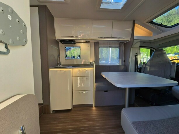 etrusco-t7400-qbc-queensbed-ikke-senkeseng-face2face-dusj-og-toalett-p229-hver-side-stor-garasje-truma6e-diesel-2024-big-13