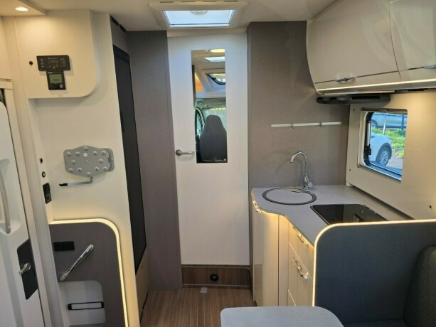 etrusco-t7400-qbc-queensbed-ikke-senkeseng-face2face-dusj-og-toalett-p229-hver-side-stor-garasje-truma6e-diesel-2024-big-26
