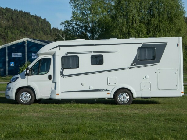 etrusco-t7400-qbc-queensbed-ikke-senkeseng-face2face-dusj-og-toalett-p229-hver-side-stor-garasje-truma6e-diesel-2024-big-2
