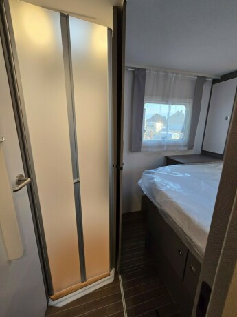 etrusco-t7400-qbc-queensbed-ikke-senkeseng-face2face-dusj-og-toalett-p229-hver-side-stor-garasje-truma6e-diesel-2024-big-42