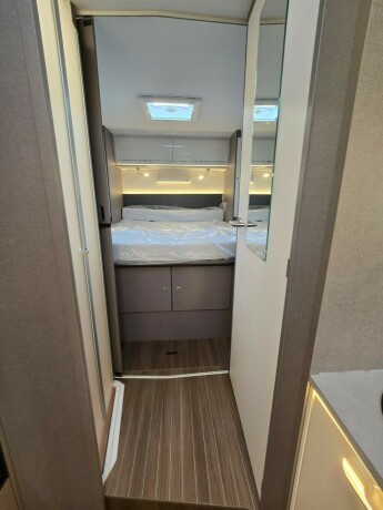 etrusco-t7400-qbc-queensbed-ikke-senkeseng-face2face-dusj-og-toalett-p229-hver-side-stor-garasje-truma6e-diesel-2024-big-32