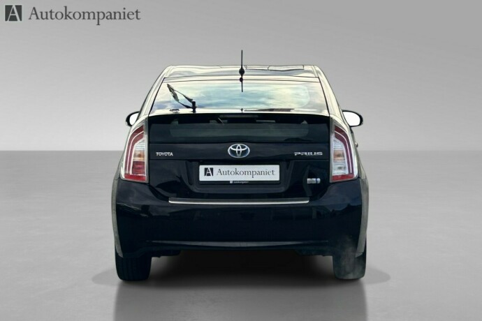 toyota-prius-bensin-2012-big-2